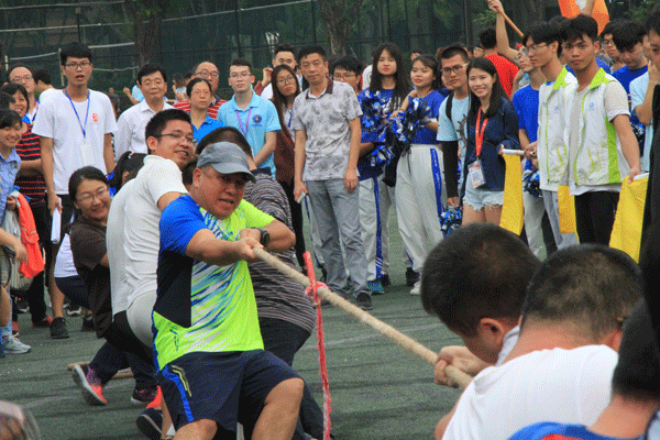 大数据与计算机学院教师参加拔河比赛 大数据与计算机学院教师参加拔河比赛