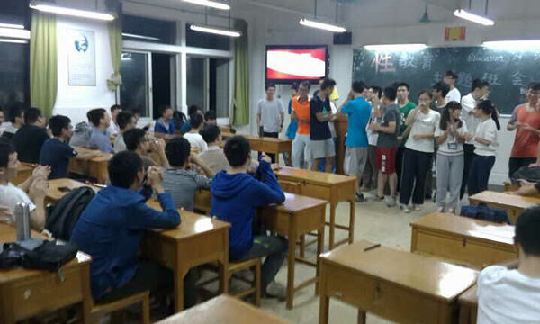 “青春为伴•健康同行”教育班会 “青春为伴•健康同行”教育班会