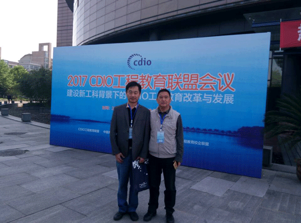 刘跃南副校长(右)和万世明院长(左)在会场门口合影 刘跃南副校长(右)和万世明院长(左)在会场门口合影