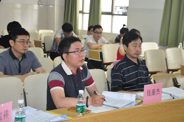 张国安主任(左)、万世明院长(右)、钱康杰总监(中)、正在认真听取学生的毕业设计汇报 张国安主任(左)、万世明院长(右)、钱康杰总监(中)、正在认真听取学生的毕业设计汇报