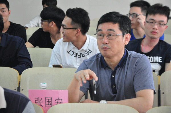 张国安主任对学生的答辩情况进行点评 张国安主任对学生的答辩情况进行点评