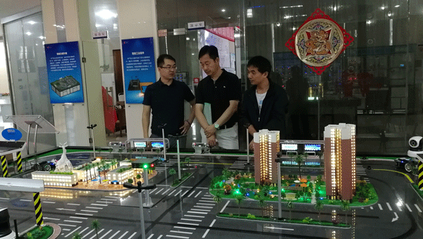 万世明院长一行参观物联网应用沙盘(中为万世明院长) 万世明院长一行参观物联网应用沙盘(中为万世明院长)