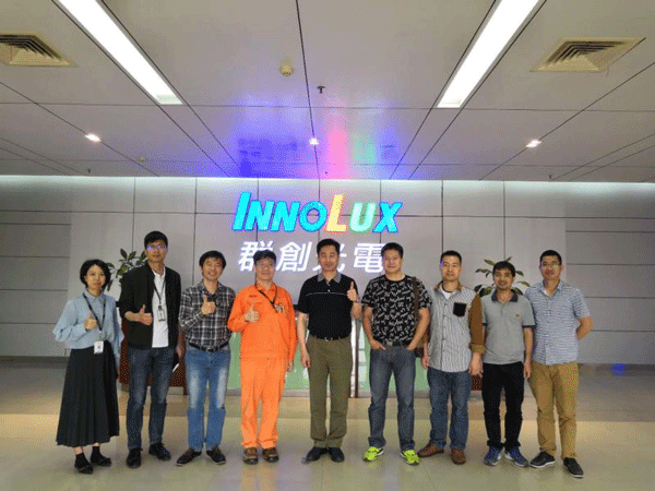 校企双方合影(中为万世明院长) 校企双方合影(中为万世明院长)