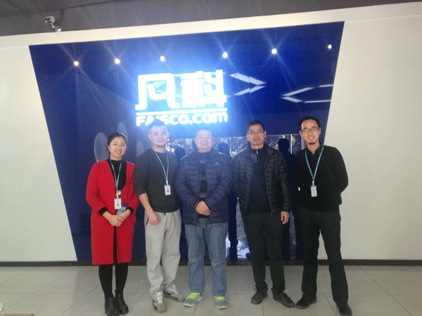 校企双方合影(左二为我校软件专业毕业生黄海龙) 校企双方合影(左二为我校软件专业毕业生黄海龙)