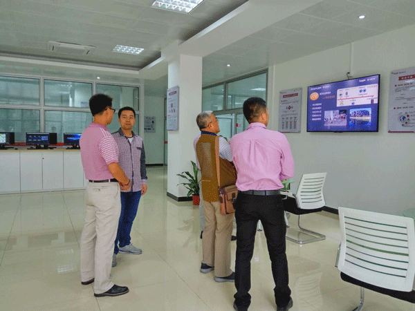 大数据应用协同创新中心(右二为邹德玉主任) 大数据应用协同创新中心(右二为邹德玉主任)