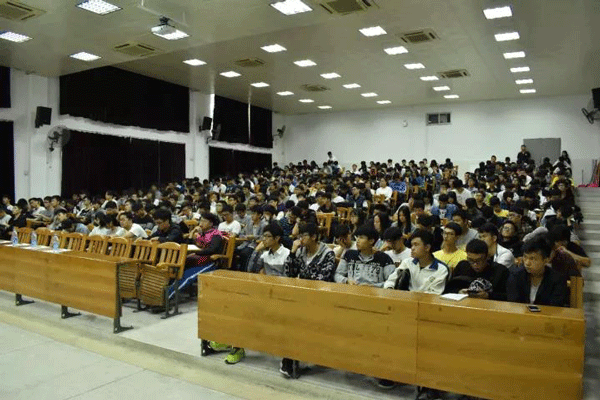 同学们聚精会神听讲座 同学们聚精会神听讲座
