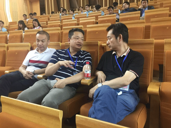 万世明院长(右)与中科曙光谢鸥(左)交谈校企合作事宜 万世明院长(右)与中科曙光谢鸥(左)交谈校企合作事宜