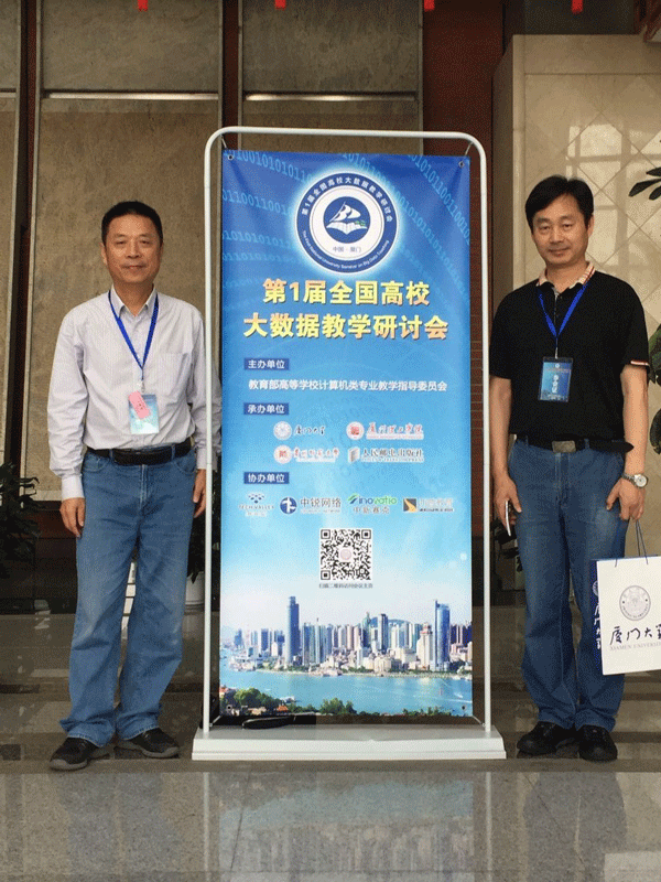 万世明院长(右)和鲍春波教授(左)在厦门大学研讨会会场 万世明院长(右)和鲍春波教授(左)在厦门大学研讨会会场