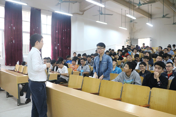 浦明华经理与学生互动 浦明华经理与学生互动