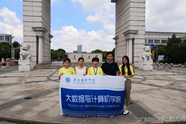 万世明院长与获奖选手在上海交通大学(闵行校区)大门口合影 万世明院长与获奖选手在上海交通大学(闵行校区)大门口合影