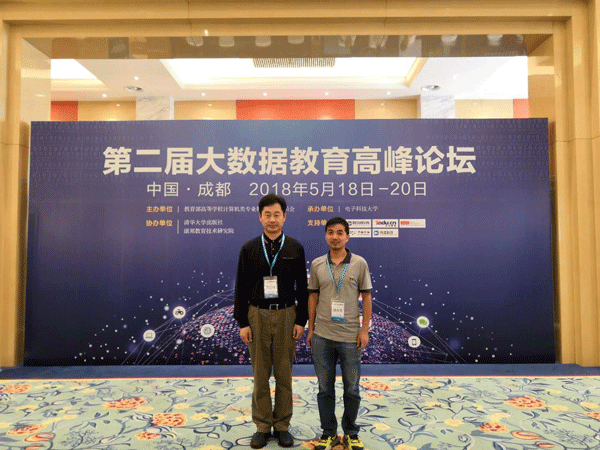 大数据与计算机学院万世明院长(左)、梁永恩副主任(右)在会议现场 大数据与计算机学院万世明院长(左)、梁永恩副主任(右)在会议现场