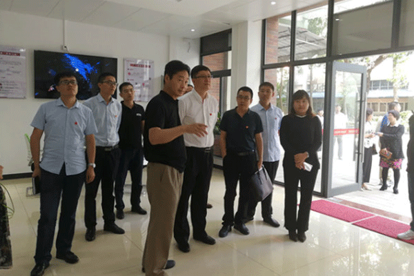 大数据与计算机学院万世明院长(左四)向长春科技学院党委书记陈研民(右四)一行介绍学院实践教学基地建设情况 大数据与计算机学院万世明院长(左四)向长春科技学院党委书记陈研民(右四)一行介绍学院实践教学基地建设情况