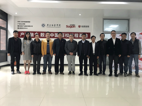 广东技术师范学院天河学院副校长谭海鸥(左五)一行与我院万世明院长等领导在大数据应用协同创新中心合影.gif