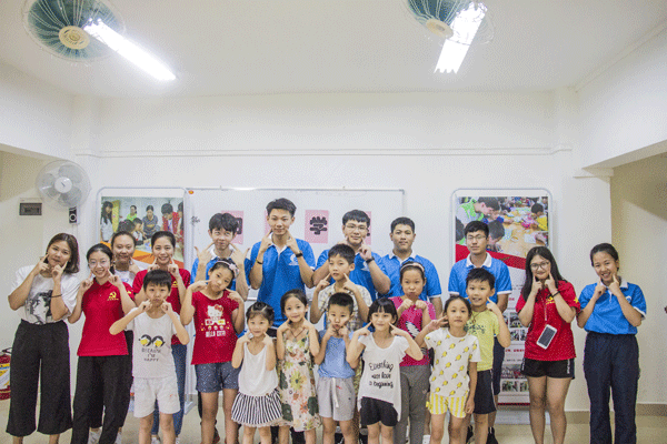 与小朋友开心合照 与小朋友开心合照