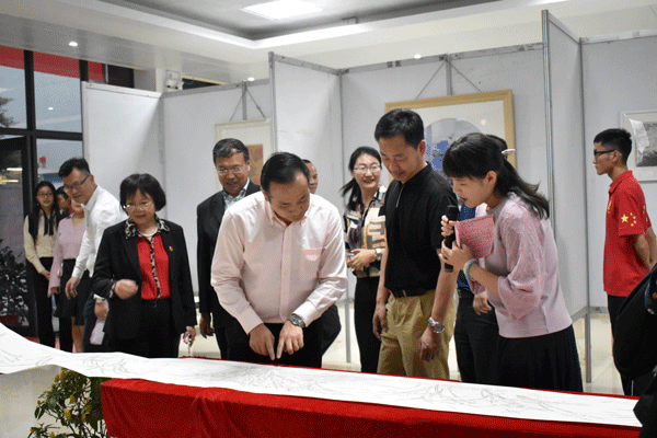 领导和嘉宾为长达六米的临摹画作《水仙卷》点赞 领导和嘉宾为长达六米的临摹画作《水仙卷》点赞