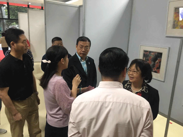 苏颖老师为校领导解说她的画作 苏颖老师为校领导解说她的画作