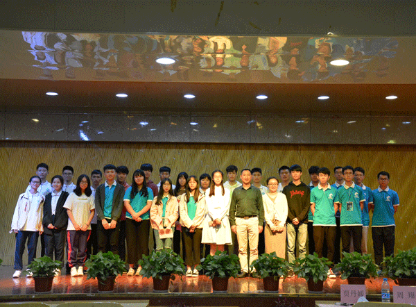 获奖代者与老师合影留念