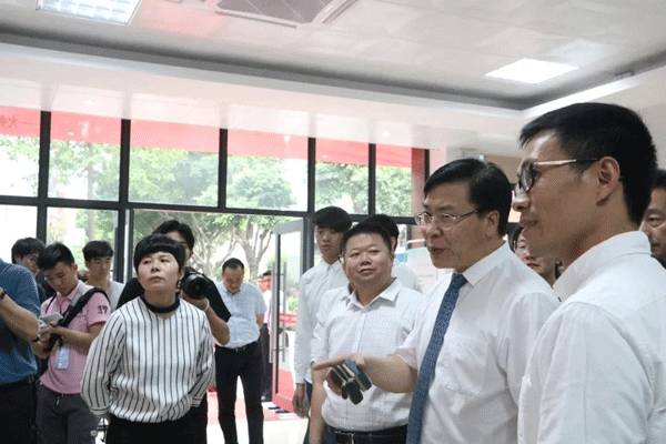 黄大乾校长等校领导在大数据应用协同创新中心参观科技展(右二为黄大乾校长) 黄大乾校长等校领导在大数据应用协同创新中心参观科技展(右二为黄大乾校长)