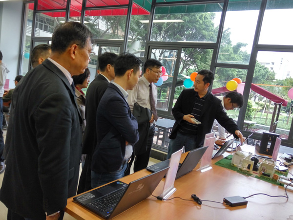 我院万世明院长向黄大乾校长等校领导介绍展示作品 我院万世明院长向黄大乾校长等校领导介绍展示作品