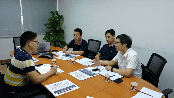 校企双方在会议室交流 校企双方在会议室交流