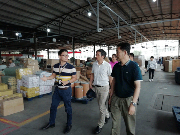 德邦物流股份有限公司公共事务组总监莫濬铭(左一)带领万世明院长(右一)一行参观公司运转中心 德邦物流股份有限公司公共事务组总监莫濬铭(左一)带领万世明院长(右一)一行参观公司运转中心