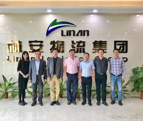 黄大乾校长(中)一行与林安物流集团李清林副董事长(右三)合影 黄大乾校长(中)一行与林安物流集团李清林副董事长(右三)合影