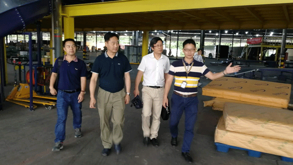 万世明院长(左二)一行参观德邦物流股份有限公司自动分捡线 万世明院长(左二)一行参观德邦物流股份有限公司自动分捡线